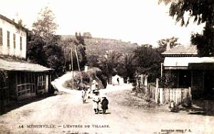 825- Menerville - Entree du village
